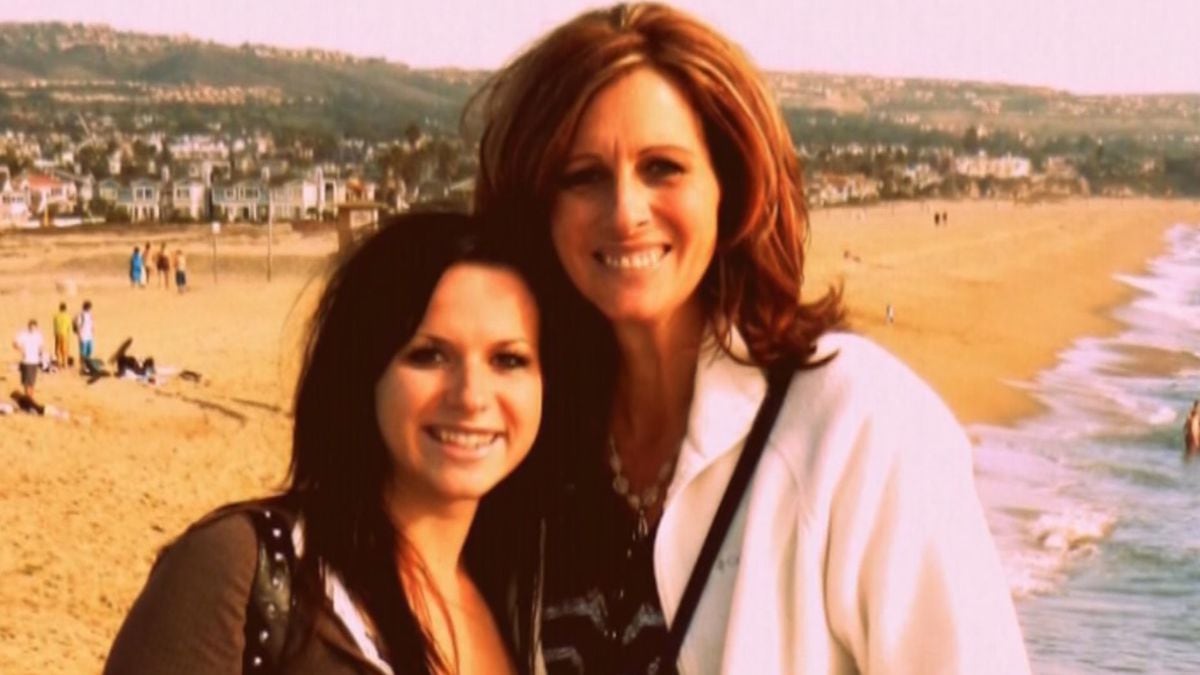 Kelsie Schelling, left, with her mother. (Photo courtesy of Schelling's family)